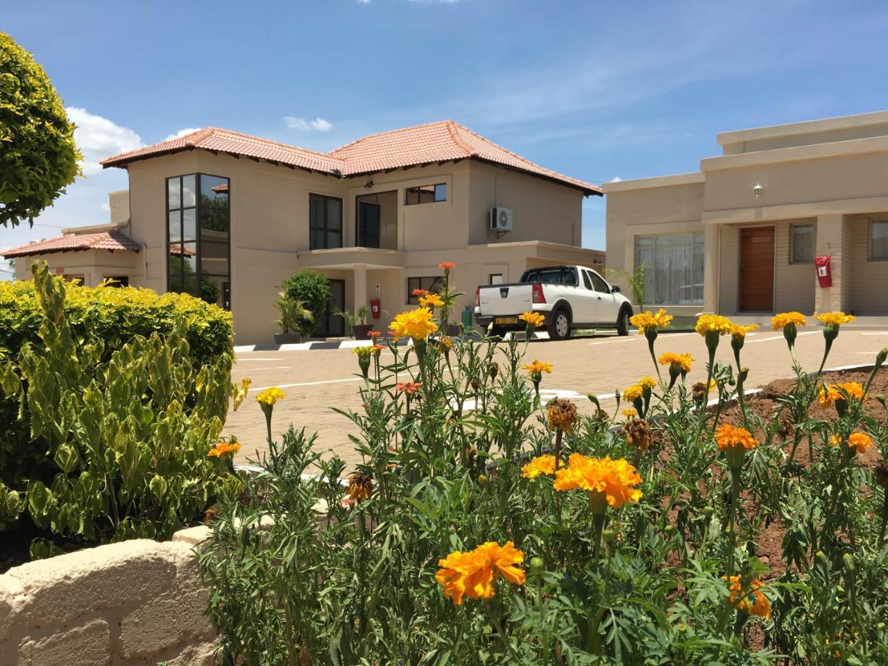 Hill View Inn Serowe Exterior photo